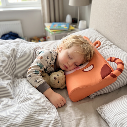 Kind slaapt op het Doezel kinderkussen met aapmotief