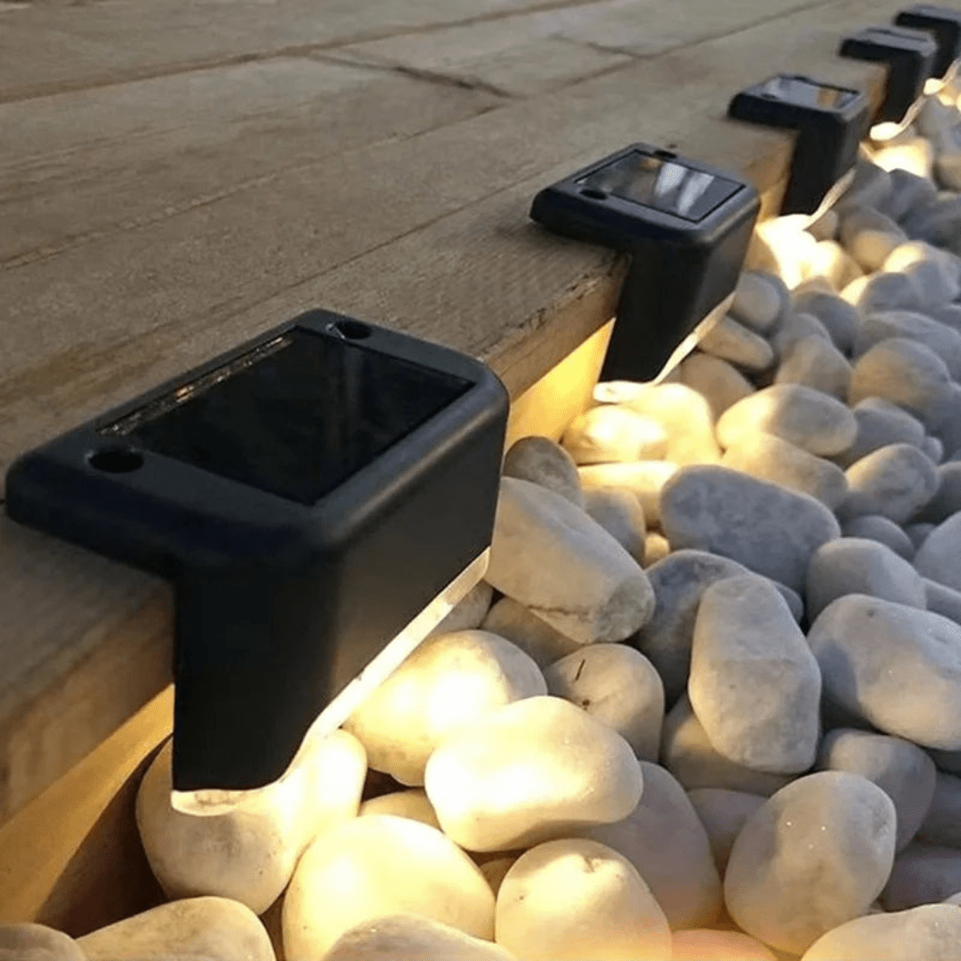 Corvia solar wandlamp verlicht een trap in de avond