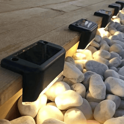 Corvia solar wandlamp verlicht een trap in de avond